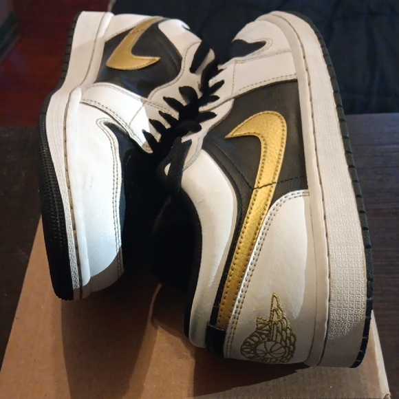 Jordan 1 Low Black White Metalic Gold Swoosh Mens 10 Womens 11.5 EUC - Picture 8 of 9